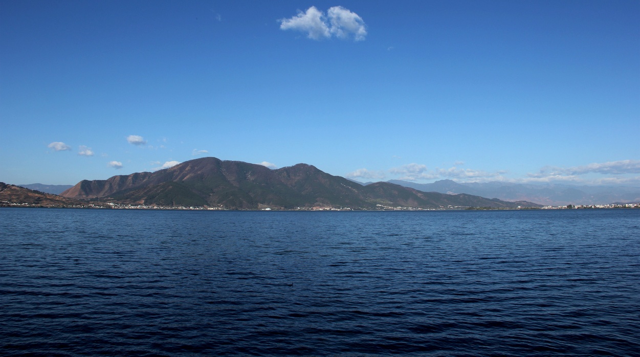 位於邛海之西濱的瀘山 位於邛海之西濱的瀘山