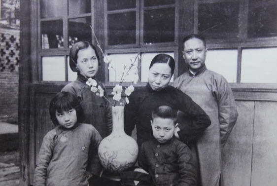 1940年代,李劼人先生和全家人 1940年代,李劼人先生和全家人