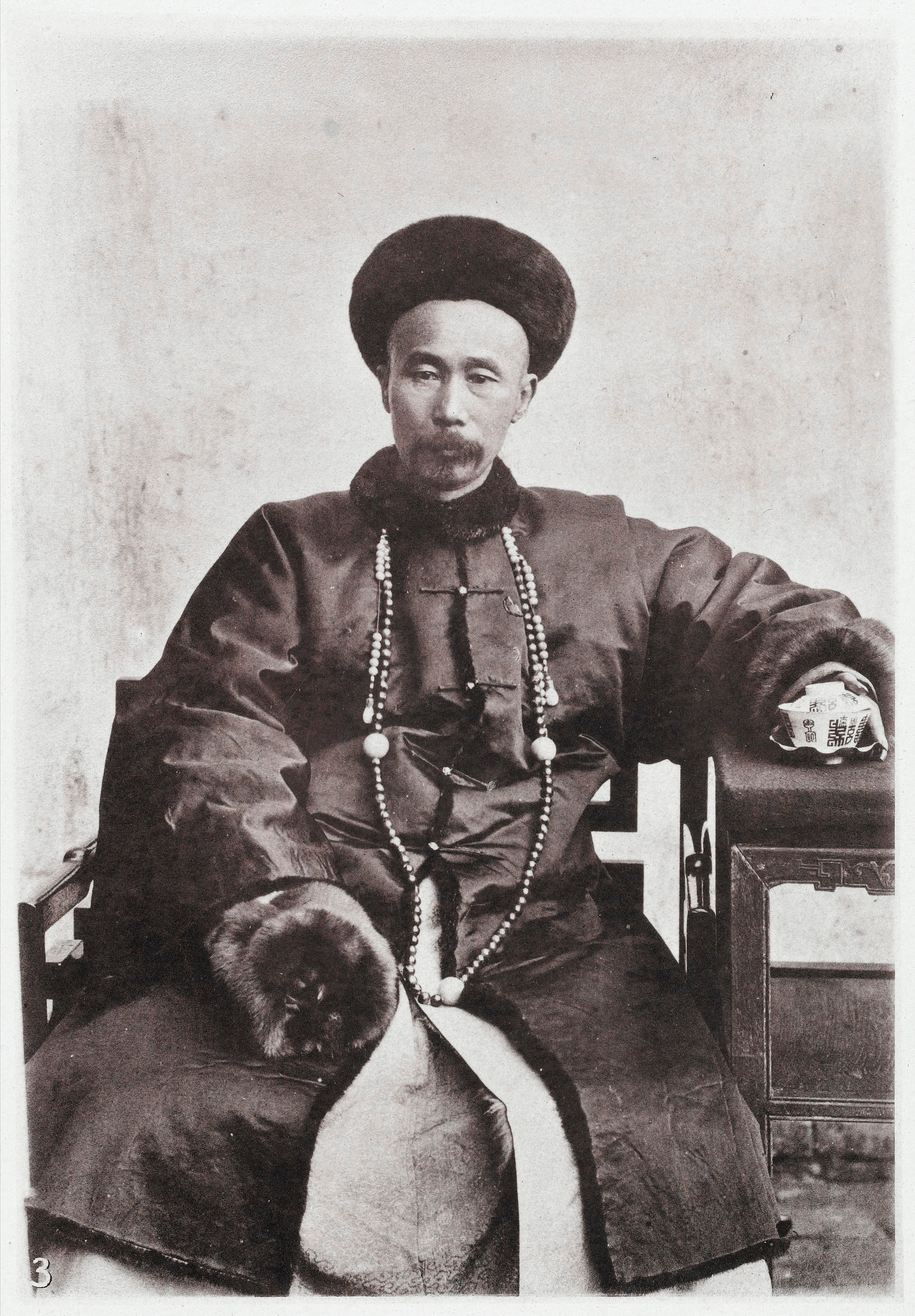 英國攝影師約翰·湯姆遜所攝李鴻章像(直隸總督任上) 英國攝影師約翰·湯姆遜所攝李鴻章像(直隸總督任上)