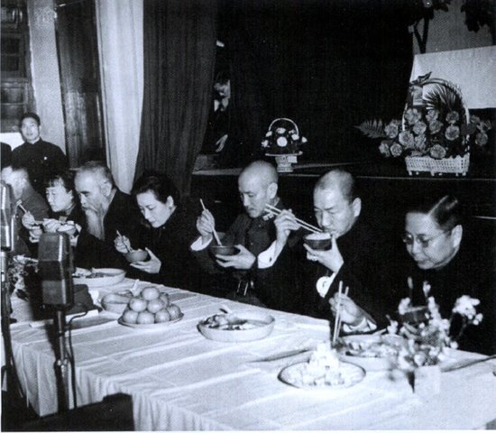 1941年2月,蔣介石與各界人士帶頭吃素 1941年2月,蔣介石與各界人士帶頭吃素