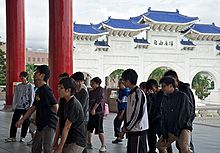 學生在戲劇院外排演 學生在戲劇院外排演