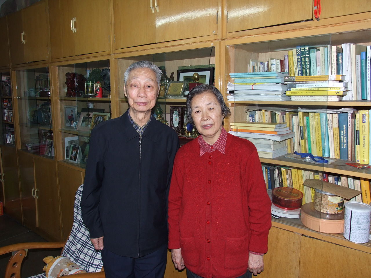 王梓坤院士向井岡山大學圖書館贈送圖書 王梓坤院士向井岡山大學圖書館贈送圖書