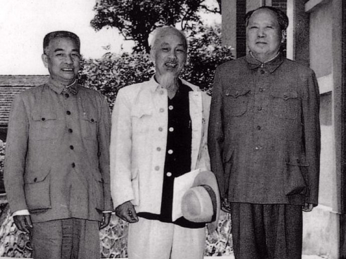 與中國領導人在一起的胡志明（中）