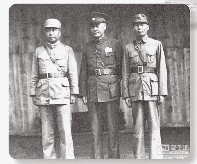 峨眉山時的劉文輝(右)劉湘(中)鄧錫侯(左) 峨眉山時的劉文輝(右)劉湘(中)鄧錫侯(左)