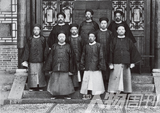 1886年5月20日,李鴻章麾下的洋務干將盛宣懷(前排左)等九人 1886年5月20日,李鴻章麾下的洋務干將盛宣懷(前排左)等九人