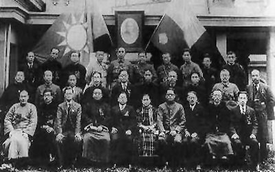 二屆三中全會合影(二排右三) 二屆三中全會合影(二排右三)
