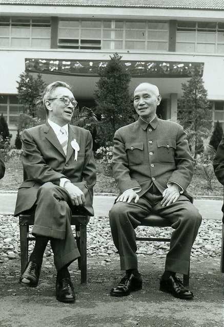 1958年4月10日,與蔣介石在中央研究院 1958年4月10日,與蔣介石在中央研究院