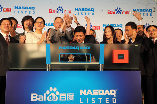 李彥宏在簽字版上籤字 李彥宏在簽字版上籤字