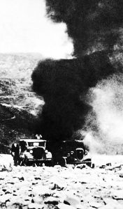 雁門關大捷中日軍汽車被擊中起火的場面 雁門關大捷中日軍汽車被擊中起火的場面