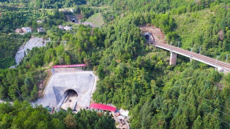 京九鐵路與京九高鐵在山體內立體交叉 京九鐵路與京九高鐵在山體內立體交叉