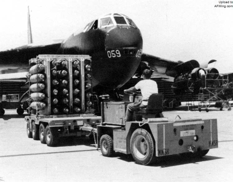 裝腳踏車正在為b-52d b彈倉安裝彈藥 裝腳踏車正在為b-52d b彈倉安裝彈藥