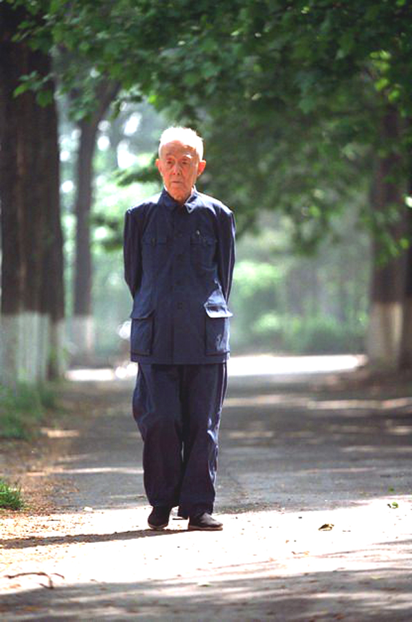 1997年10月10日,季羨林在北大校園散步 1997年10月10日,季羨林在北大校園散步