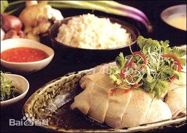 新加坡海南雞飯是一道雞肉配香飯的菜餚 新加坡海南雞飯是一道雞肉配香飯的菜餚