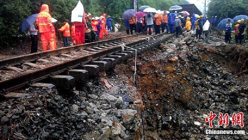 南昆鐵路因暴雨沖毀道床行車中斷 南昆鐵路因暴雨沖毀道床行車中斷