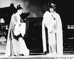 袁雪芬(右)與徐玉蘭合演《西廂記》劇照 袁雪芬(右)與徐玉蘭合演《西廂記》劇照