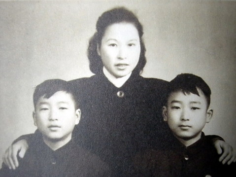 高行健(右)與母親顧家騮和弟弟高行素合影 高行健(右)與母親顧家騮和弟弟高行素合影