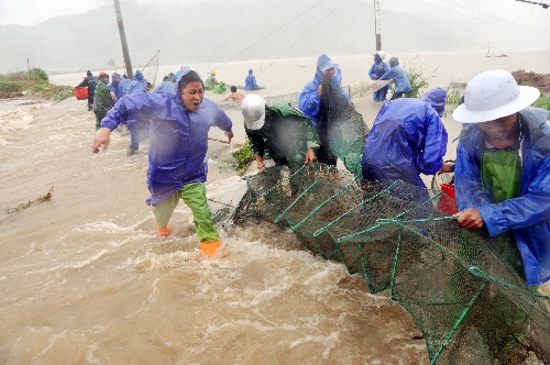 漁民在海邊工作 漁民在海邊工作