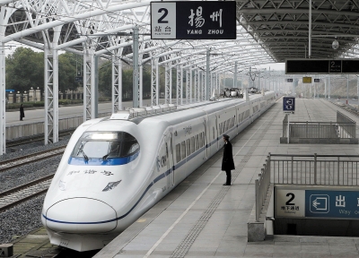 第一列“和諧號”列車駛進揚州站 第一列“和諧號”列車駛進揚州站