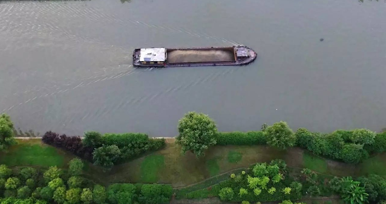 在澱山湖航道內航行的船隻 在澱山湖航道內航行的船隻