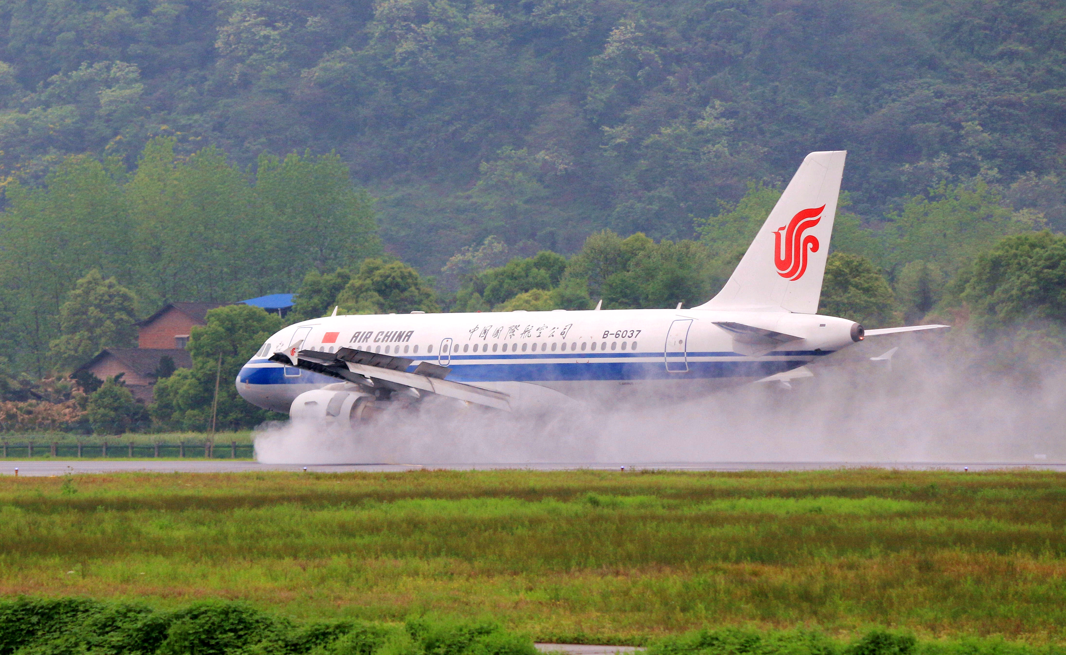 國航b-6037雨中降落河市機場 國航b-6037雨中降落河市機場