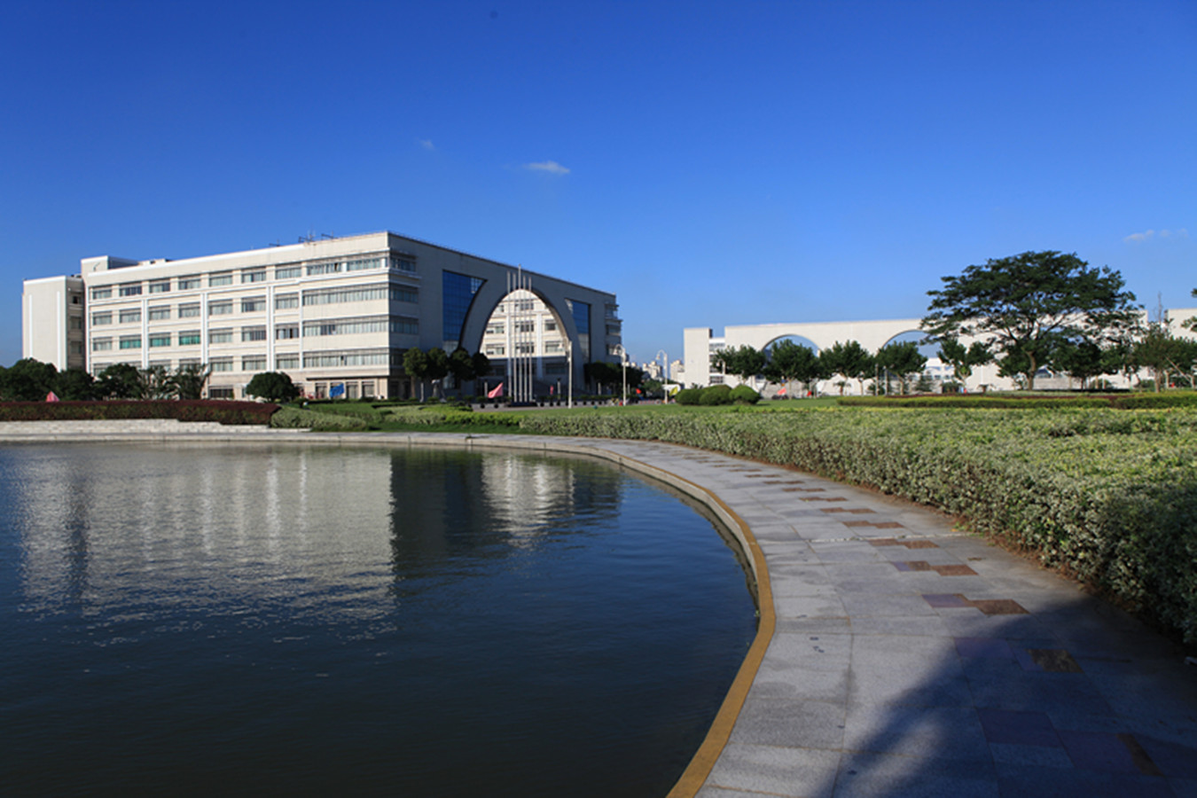 上海對外經貿大學校園風光 上海對外經貿大學校園風光