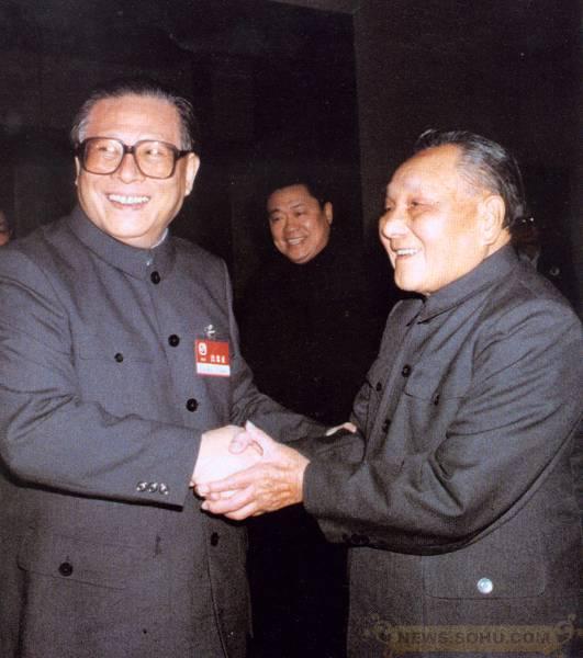 江澤民與鄧小平親切握手 江澤民與鄧小平親切握手