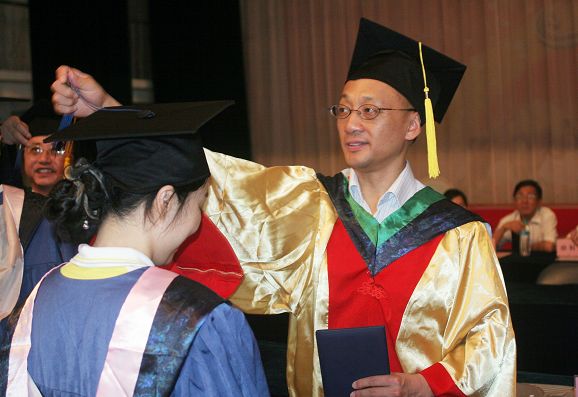 黃路生院士為畢業生授帽 黃路生院士為畢業生授帽