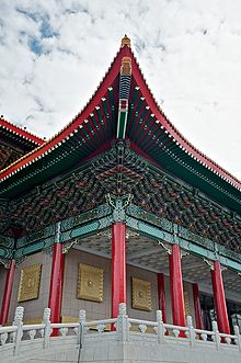 黃屋瓦、雕飾、紅柱及斗栱 黃屋瓦、雕飾、紅柱及斗栱