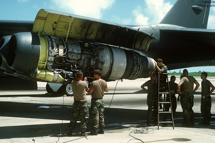 b-52g 進行發動機維護 b-52g 進行發動機維護