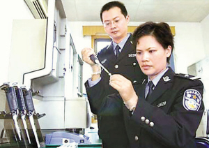 法醫正在做pcr擴增 法醫正在做pcr擴增