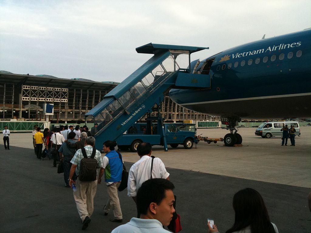 峴港國際機場的新航站樓前一架越南航空公司的噴氣式飛機 峴港國際機場的新航站樓前一架越南航空公司的噴氣式飛機