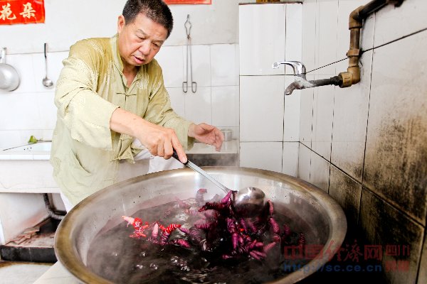 徐仁傑傳承自貢扎染工藝 徐仁傑傳承自貢扎染工藝