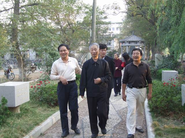 王梓坤院士視察吉安三中 王梓坤院士視察吉安三中