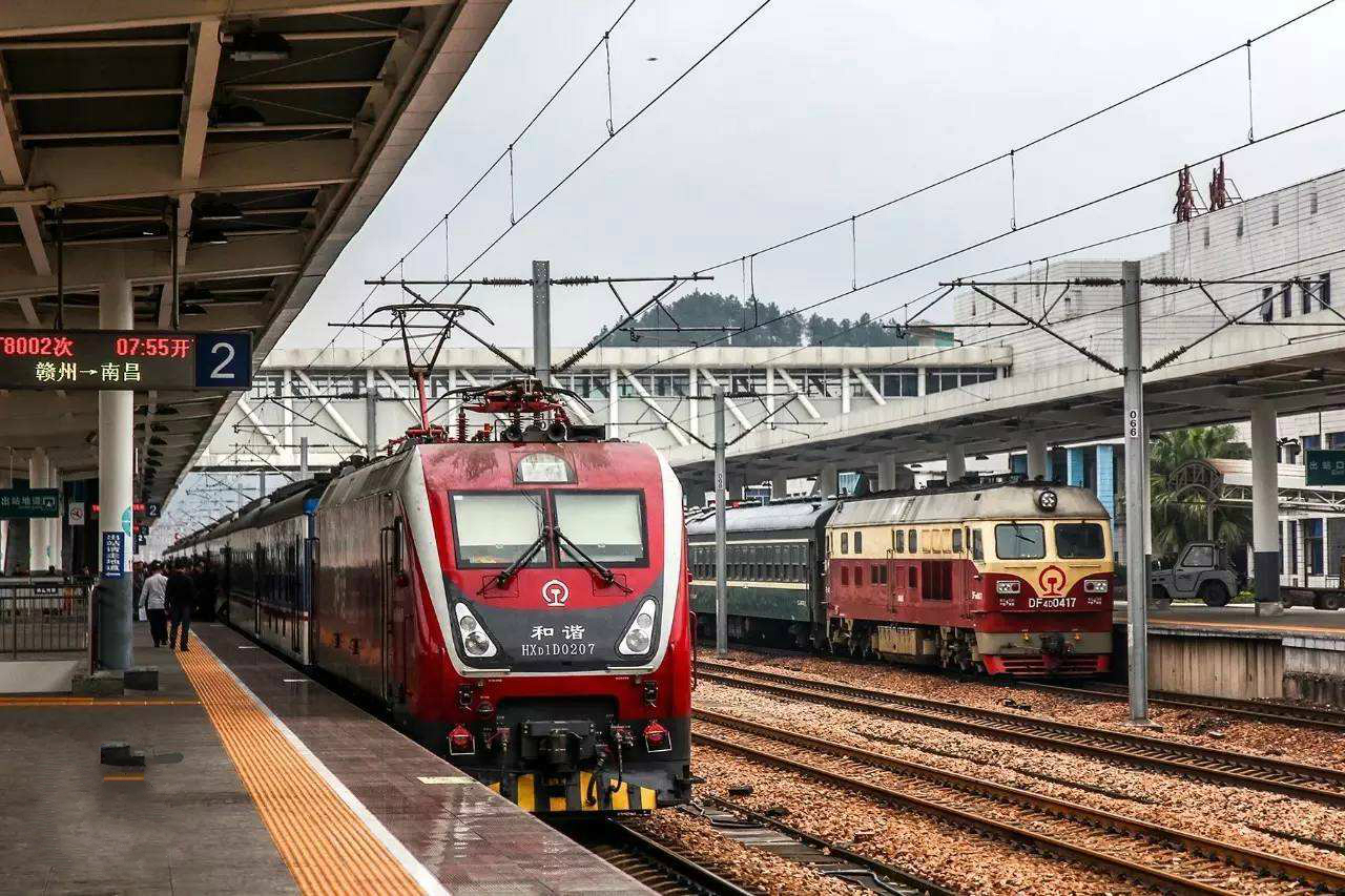 京九鐵路和諧1d型電力機車與東風4d型內燃機車 京九鐵路和諧1d型電力機車與東風4d型內燃機車