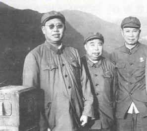 圖四：吳法憲（中）和邱會作、李作鵬在長城