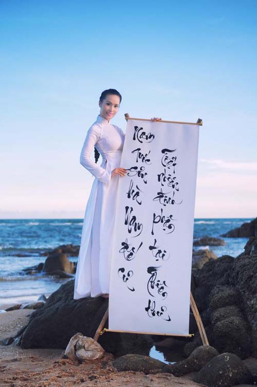 越南女模黎氏梅打出國語字南國山河宣示主權 越南女模黎氏梅打出國語字南國山河宣示主權