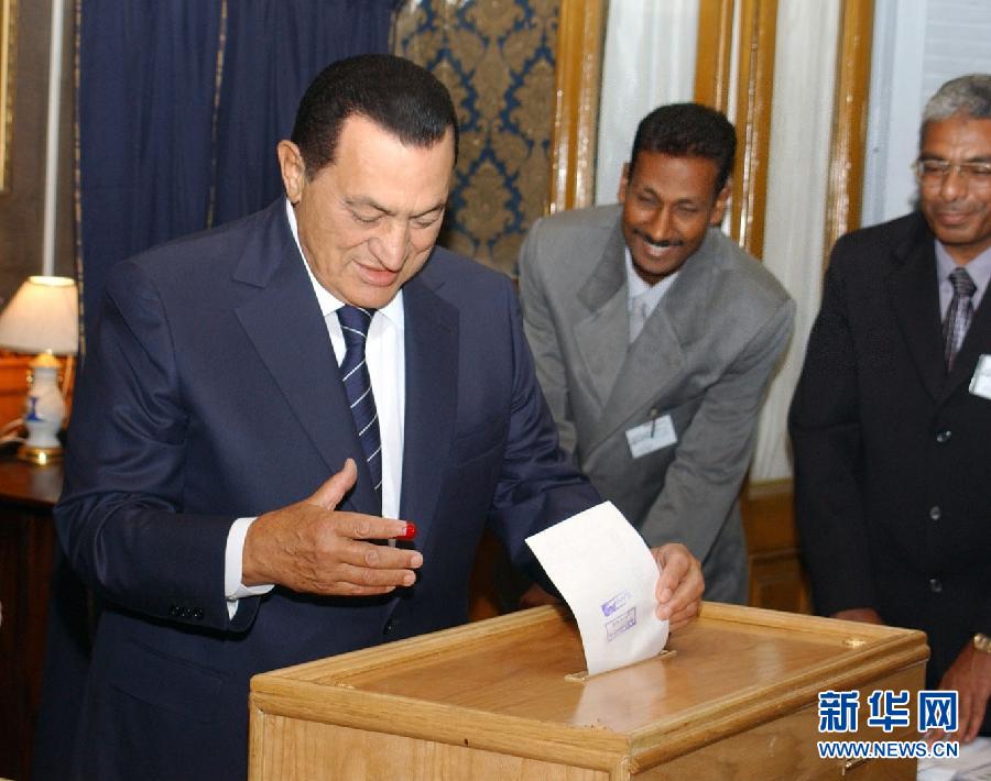 穆巴拉克參加總統選舉投票 穆巴拉克參加總統選舉投票