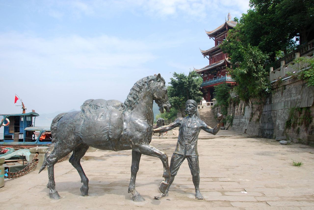 嘉陵第一桑梓雕塑《馱鹽的船工》 嘉陵第一桑梓雕塑《馱鹽的船工》