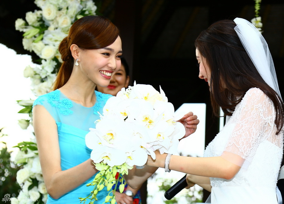 新娘將捧花送給伴娘