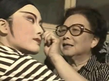 尹桂芳先生為王君安化妝 尹桂芳先生為王君安化妝