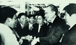 尼克森在國貿大廈與民眾熱情握手 尼克森在國貿大廈與民眾熱情握手