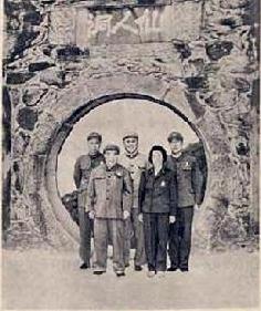 圖七：吳法憲(左二)在廬山仙人洞合影