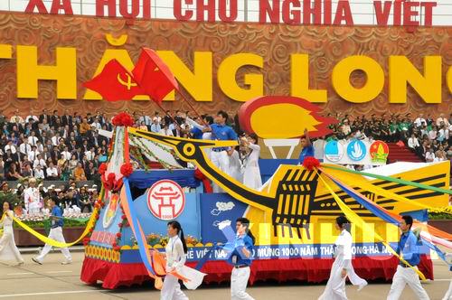 “青年標兵”彩車參加河內建城1000周年慶典 “青年標兵”彩車參加河內建城1000周年慶典