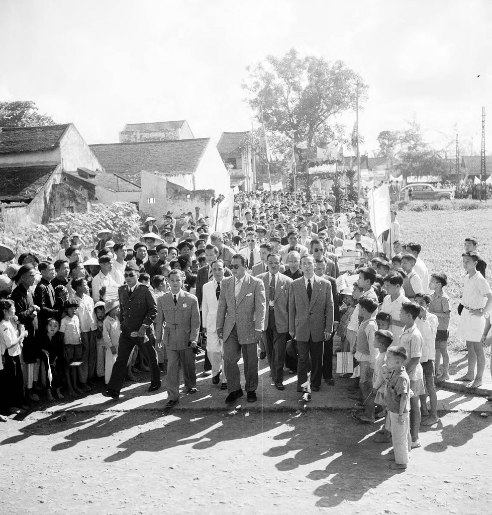 1950年與陳文友等官員一起視察農村的保大 1950年與陳文友等官員一起視察農村的保大