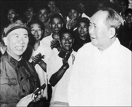 毛澤東接見曾思玉(左)(1967年) 毛澤東接見曾思玉(左)(1967年)