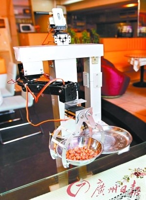 機器人抬起右臂用夾子夾起菜碟 機器人抬起右臂用夾子夾起菜碟