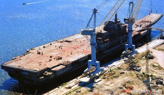 98年停工荒廢在黑海造船廠的瓦良格號 98年停工荒廢在黑海造船廠的瓦良格號