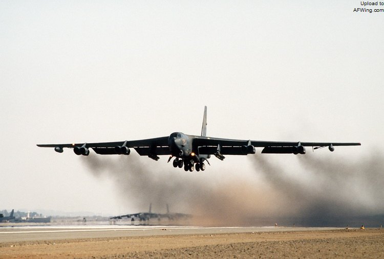 第 1708 聯隊的b-52g機群起飛執行轟炸任務 第 1708 聯隊的b-52g機群起飛執行轟炸任務
