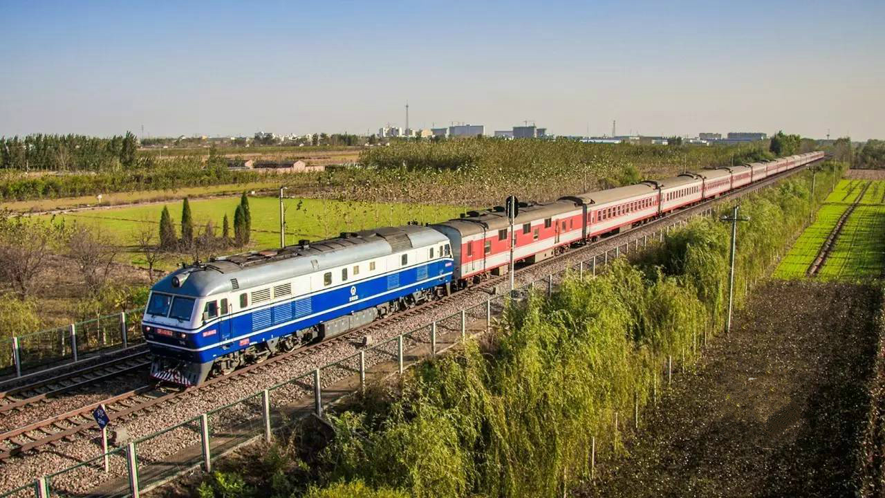 京九鐵路曾經的主力機車是東風系列內燃機車 京九鐵路曾經的主力機車是東風系列內燃機車