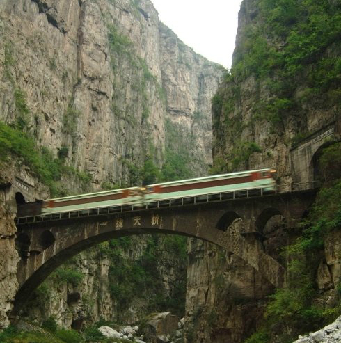 成昆鐵路一線天橋 成昆鐵路一線天橋
